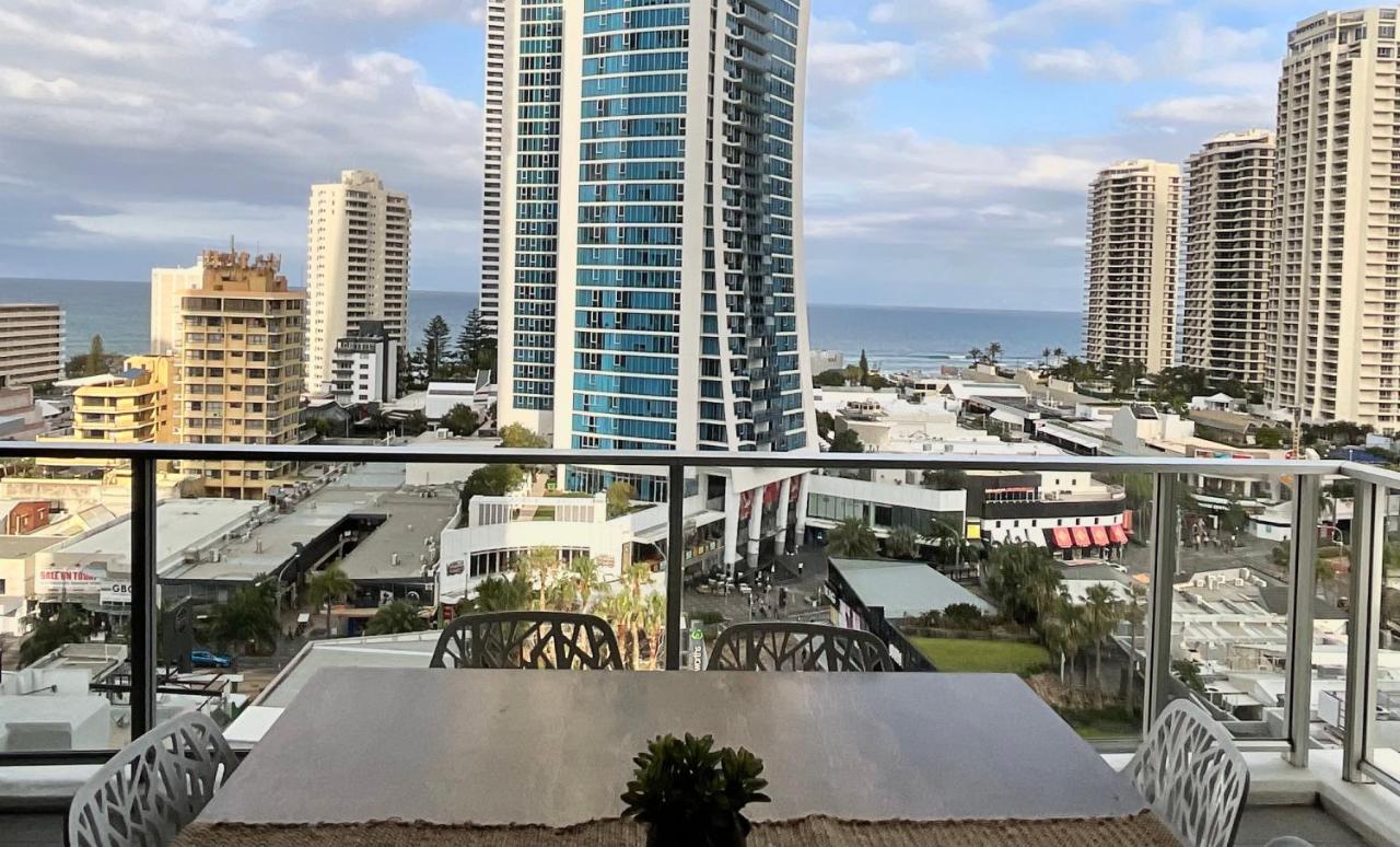 2 Bedroom Great Ocean Views In Heart Of Surfers Paradise *