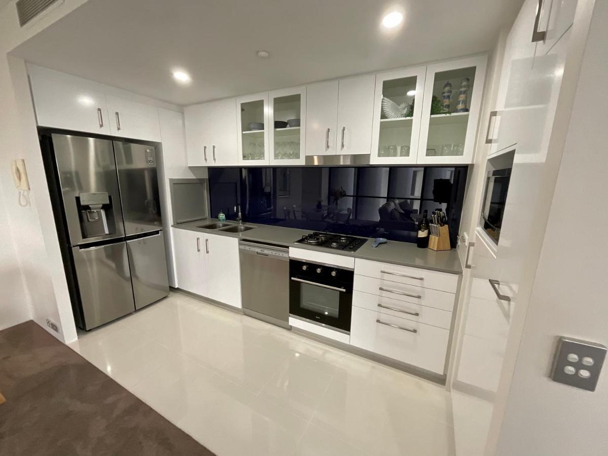 2 Bedroom Great Ocean Views In Heart Of Surfers Paradise