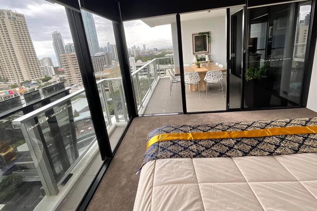 2 Bedroom Great Ocean Views In Heart Of Surfers Paradise Apartment Gold Coast