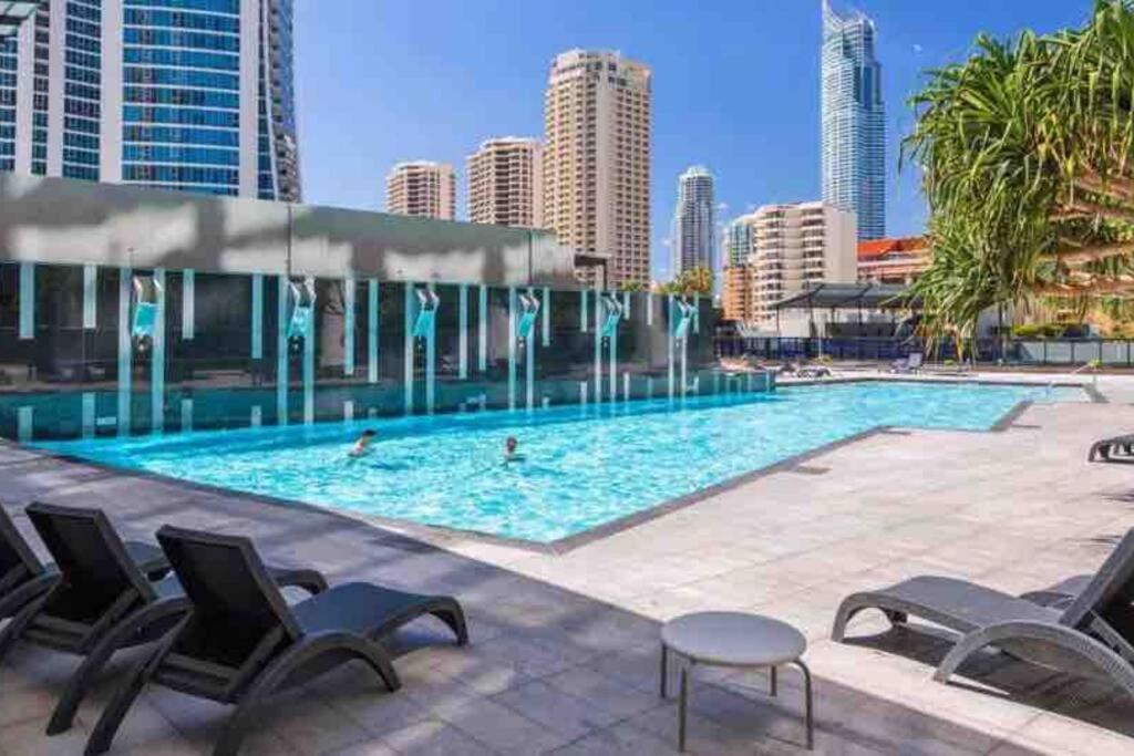 Apartment 2 Bedroom Great Ocean Views In Heart Of Surfers Paradise