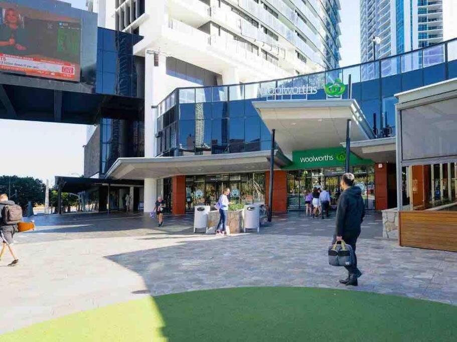 2 Bedroom Great Ocean Views In Heart Of Surfers Paradise *