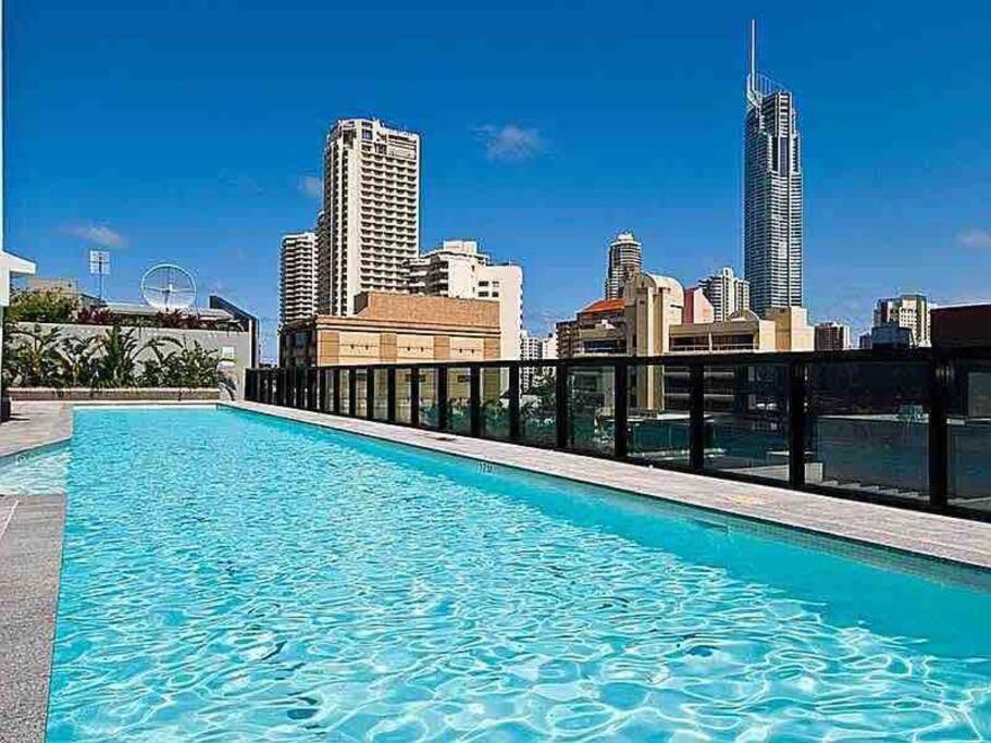 Apartment 2 Bedroom Great Ocean Views In Heart Of Surfers Paradise *