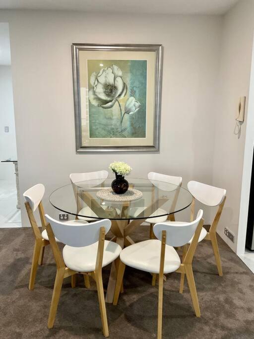 Apartment 2 Bedroom Great Ocean Views In Heart Of Surfers Paradise