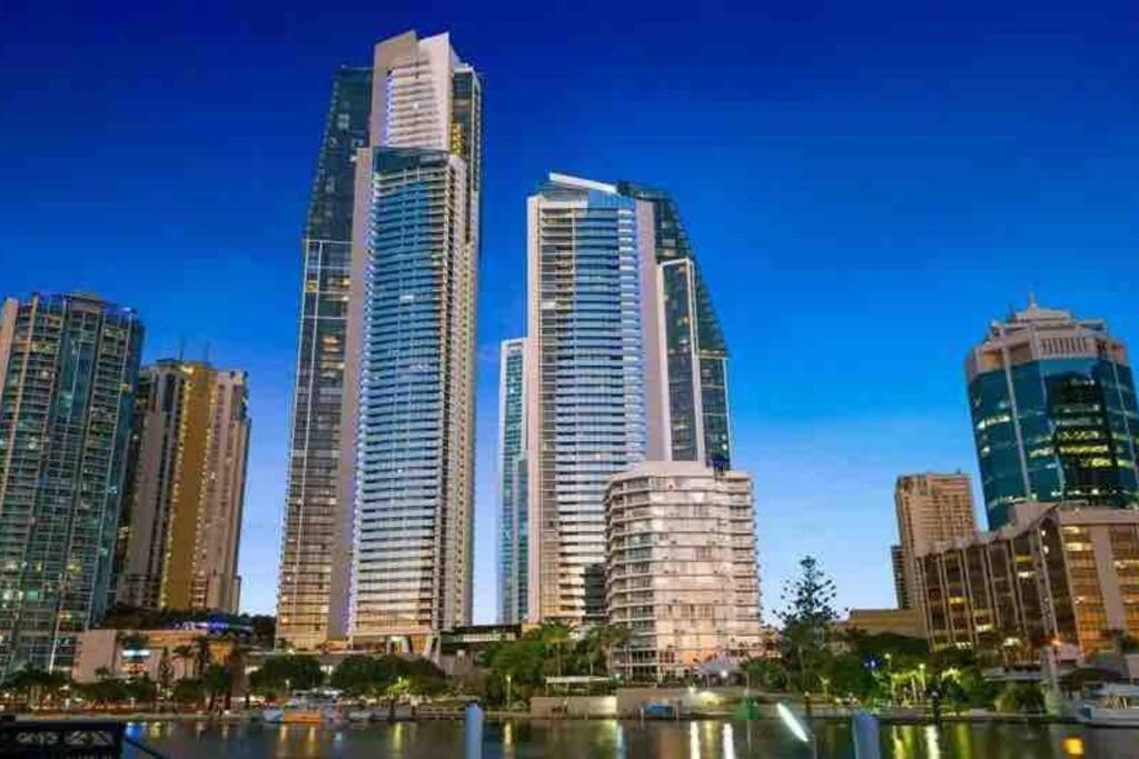 2 Bedroom Great Ocean Views In Heart Of Surfers Paradise Apartment *