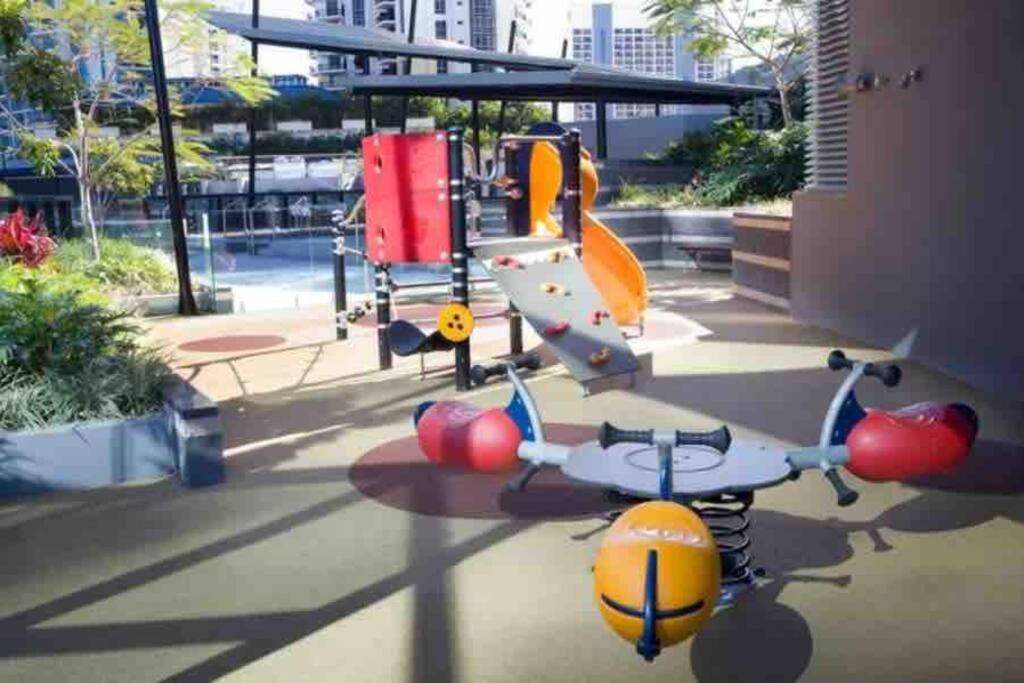 2 Bedroom Great Ocean Views In Heart Of Surfers Paradise Apartment Gold Coast