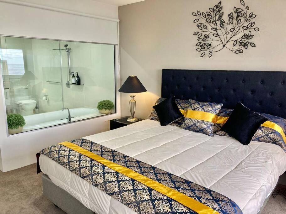 2 Bedroom Great Ocean Views In Heart Of Surfers Paradise Gold Coast