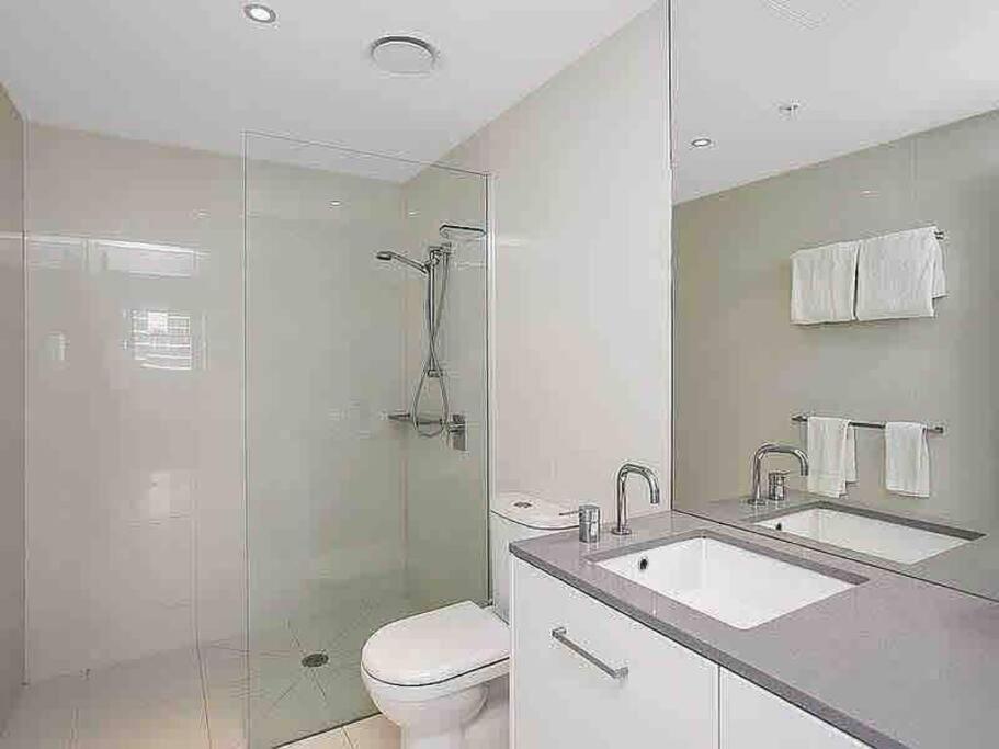 Apartment 2 Bedroom Great Ocean Views In Heart Of Surfers Paradise *