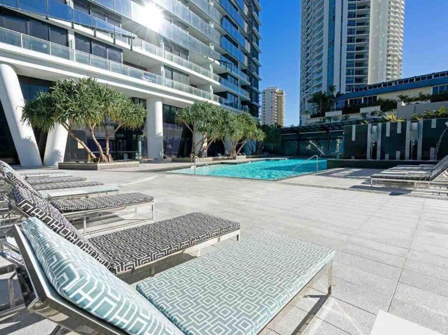 Apartment 2 Bedroom Great Ocean Views In Heart Of Surfers Paradise *