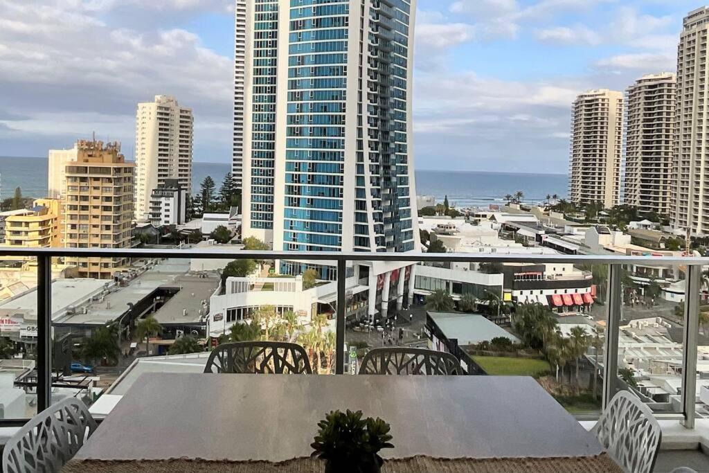 2 Bedroom Great Ocean Views In Heart Of Surfers Paradise Apartment *