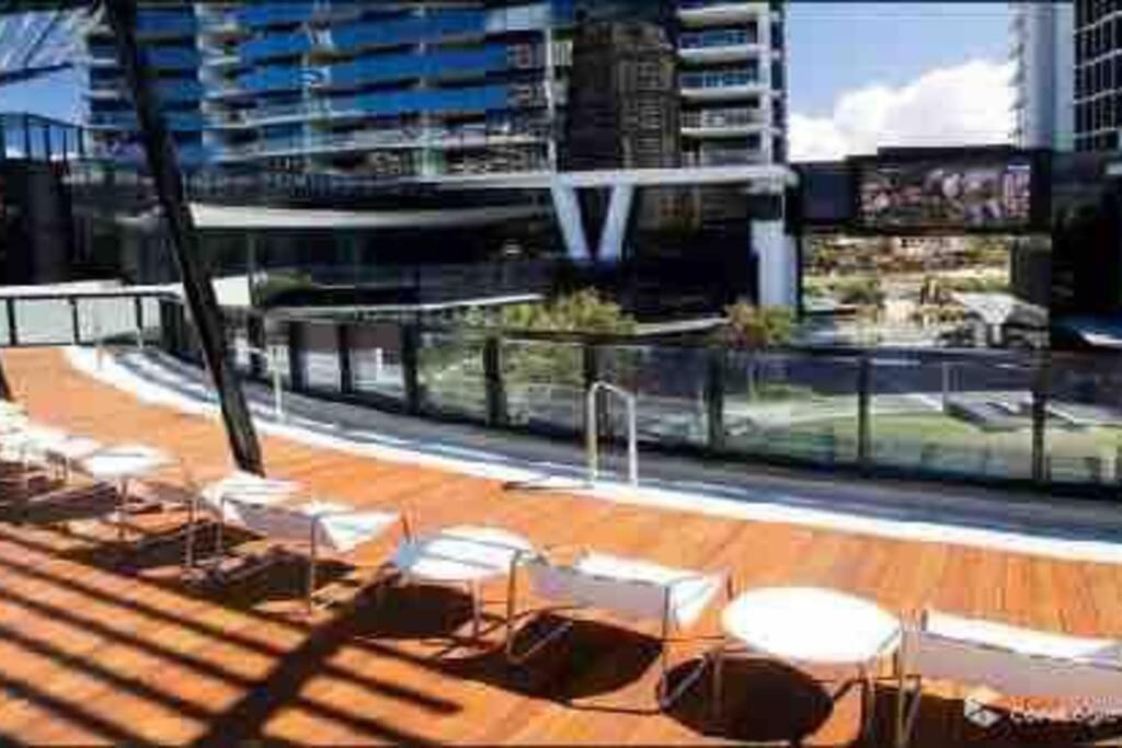 2 Bedroom Great Ocean Views In Heart Of Surfers Paradise Apartment Gold Coast