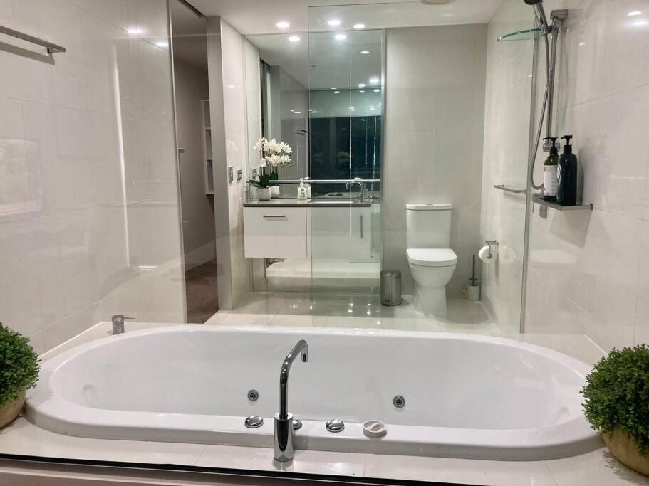 2 Bedroom Great Ocean Views In Heart Of Surfers Paradise Apartment *