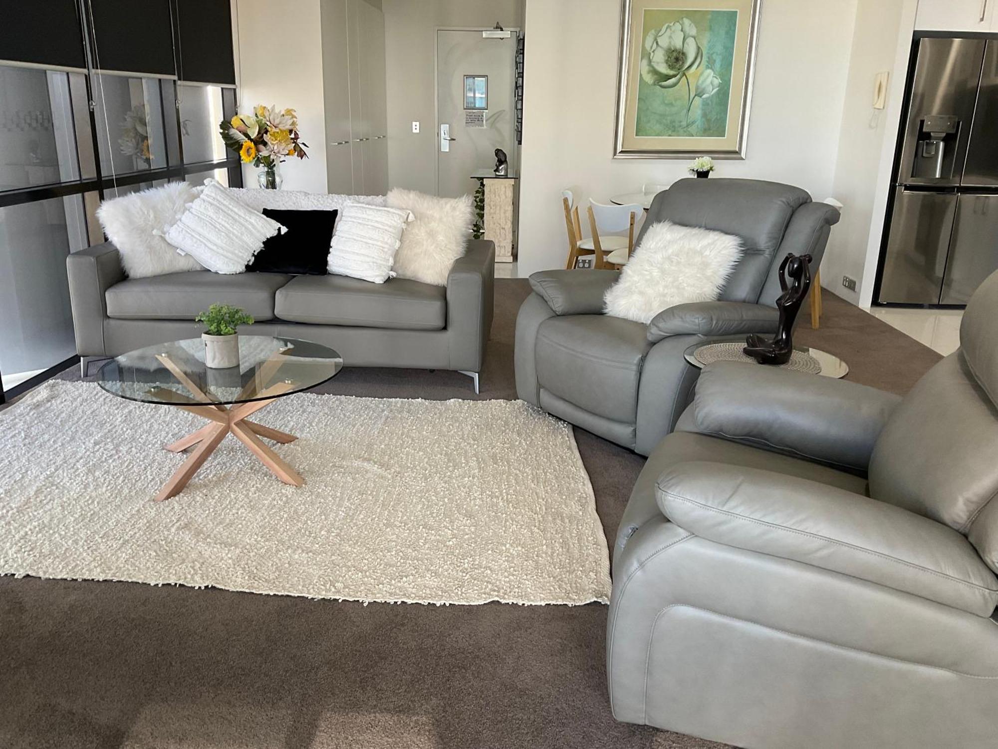 Apartment 2 Bedroom Great Ocean Views In Heart Of Surfers Paradise *