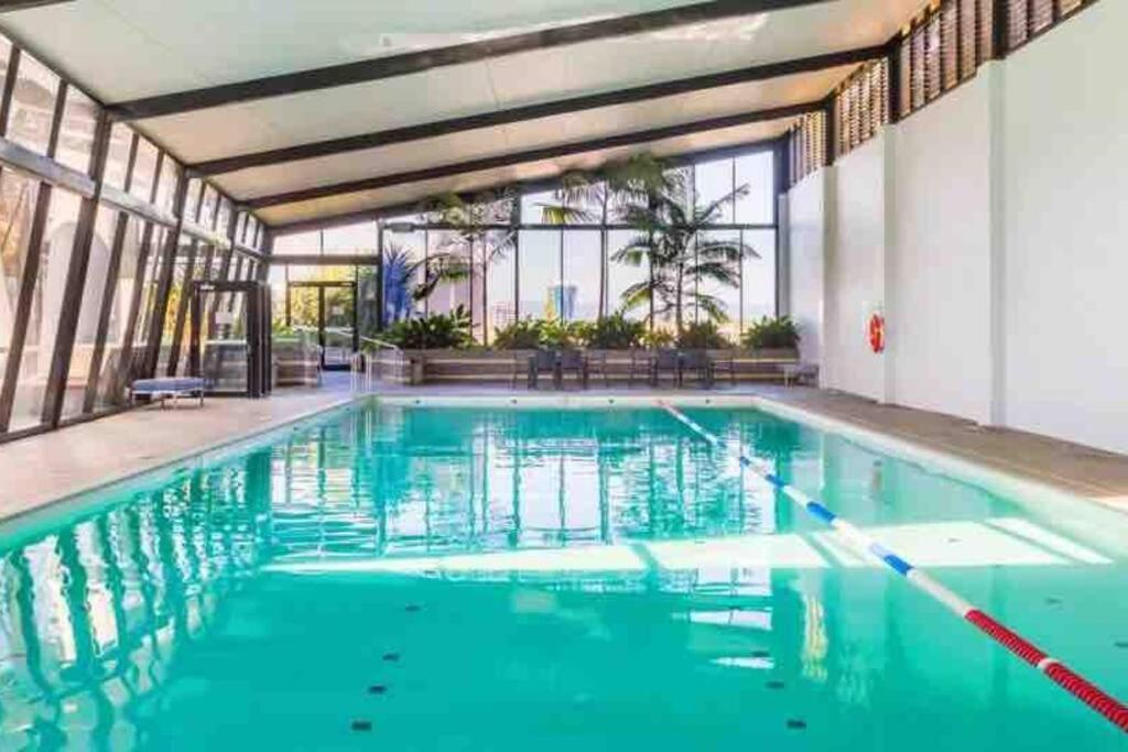 2 Bedroom Great Ocean Views In Heart Of Surfers Paradise