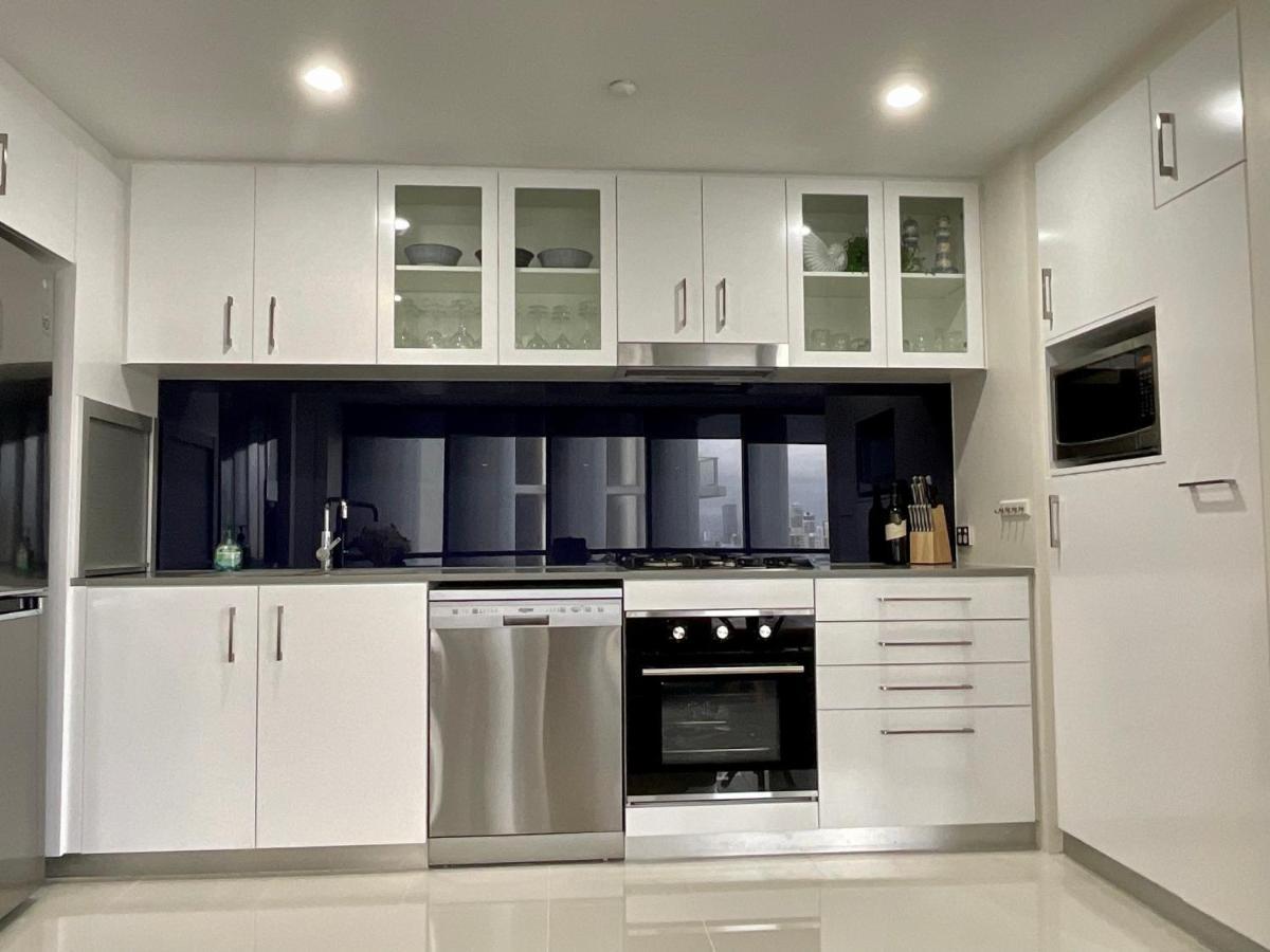 2 Bedroom Great Ocean Views In Heart Of Surfers Paradise Apartment Gold Coast