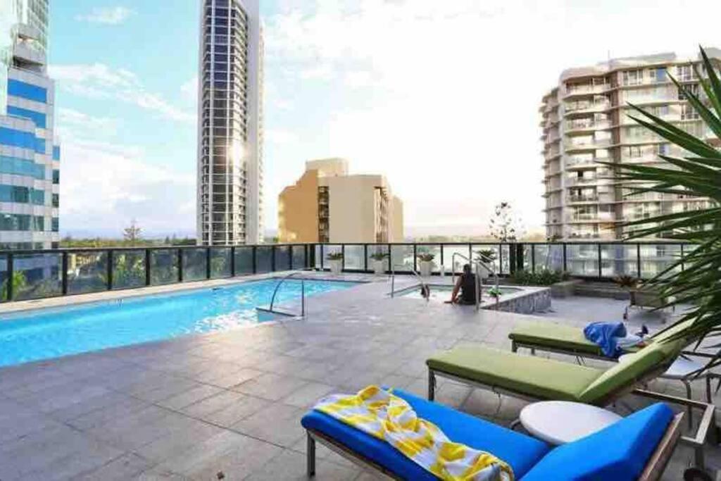2 Bedroom Great Ocean Views In Heart Of Surfers Paradise *