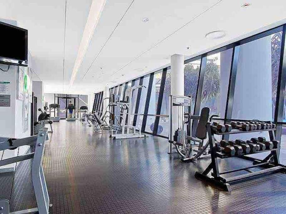 Apartment 2 Bedroom Great Ocean Views In Heart Of Surfers Paradise *