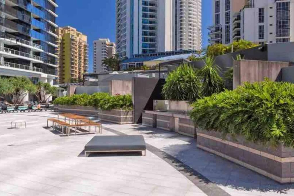 2 Bedroom Great Ocean Views In Heart Of Surfers Paradise Apartment *