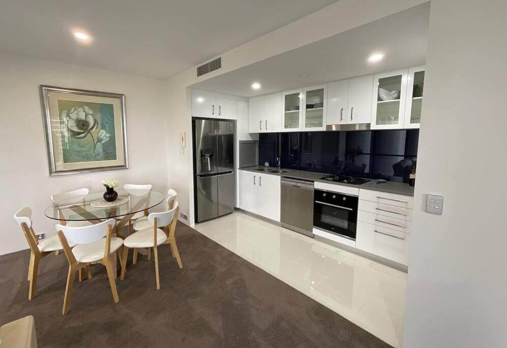Apartment 2 Bedroom Great Ocean Views In Heart Of Surfers Paradise