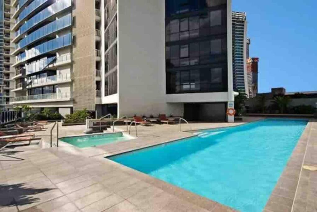 2 Bedroom Great Ocean Views In Heart Of Surfers Paradise *