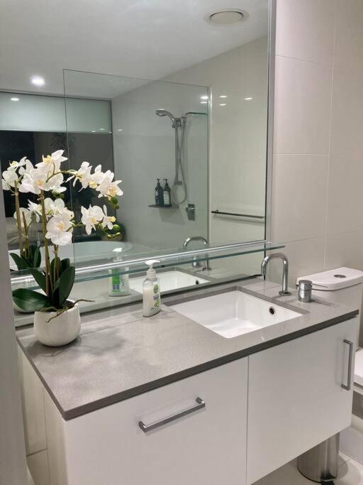 2 Bedroom Great Ocean Views In Heart Of Surfers Paradise *